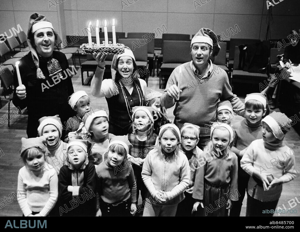 Klapp och klang 1969 Olle Åkerfeldt, Iréne Winqvist och Ivan Renliden med tomtenissar. Röster i Radio-TV Bertil S-son Åberg/RIR Adventsljusstakar Tomtemössor SR Radio Barnprogram L2 skåp 171 persons: IVAN RENLIDEN;IRÉNE WINQVIST;OLLE ÅKERFELDT sites: SVERIGE PhotoDate:1969-??-??.