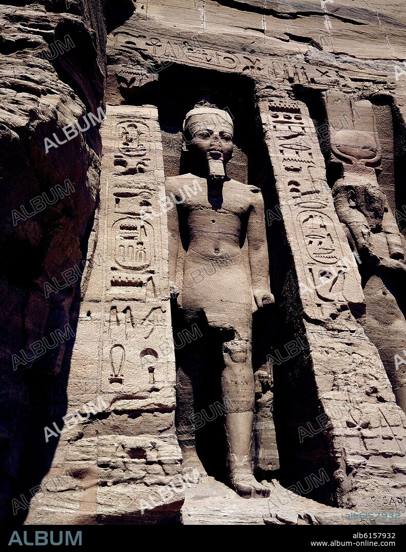 DETALLE DE RAMSES II CON CORONA DEL ALTO EGIPTO Y BARBA POSTIZA Y NEFERTARI CON ATRIBUTOS DE HATHOR SITUADOS EN LA FACHADA DEL TEMPLO, - FOTO AÑOS 80.