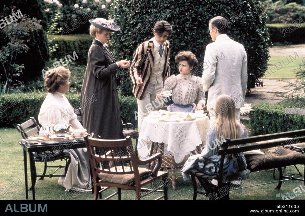 HELENA BONHAM CARTER and MAGGIE SMITH in A ROOM WITH A VIEW, 1985, directed by JAMES IVORY. Copyright MERCHANT IVORY/GOLDCREST.