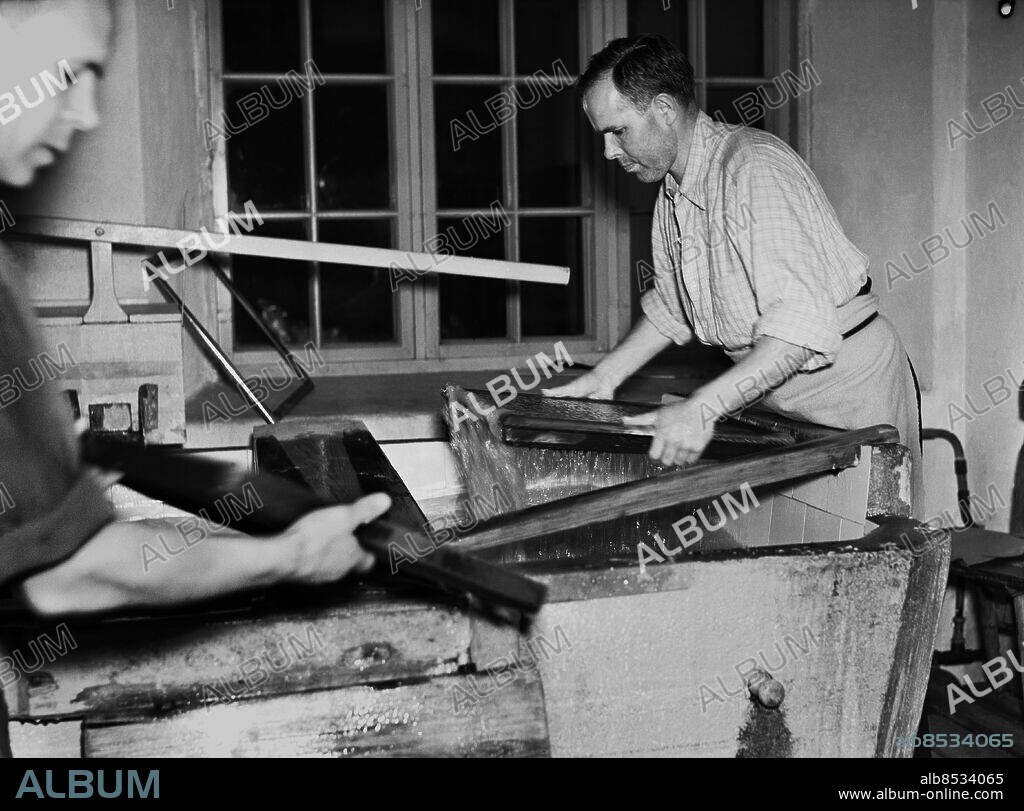 ARKIV 1941 . Arbetare vid Grycksbo pappersbruk i tätorten Grycksbo, nordväst om Falun.. Workers at paper mill in Grycksbo.. Foto: TT / Kod 1900.