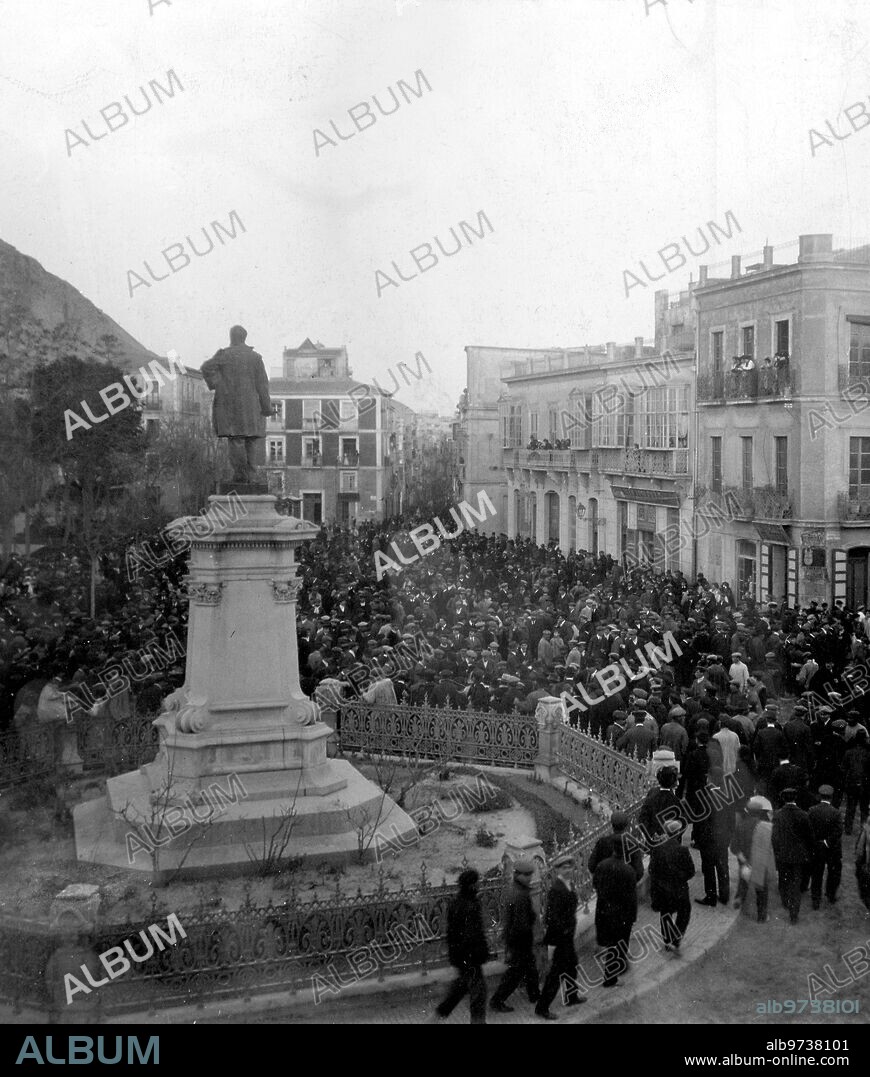 February 1910. The solution to the crisis in Alicante. Demonstration held in honor of the city's adopted son, Mr. José Canalejas, upon learning of his elevation to the presidency of the Council of Ministers.