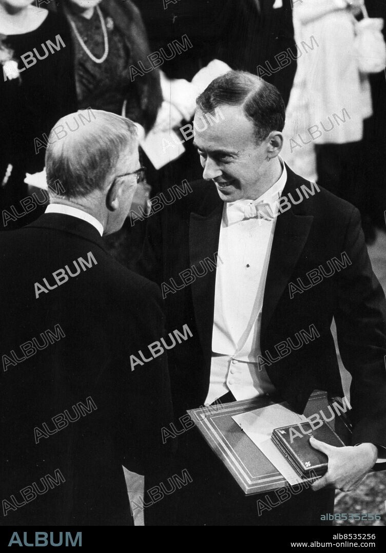 File SWEDEN NOBEL 1962. Medicine laureate James Watson, USA receives his prize from the hands of his majesty king Gustaf VI Adolf. Watson shares the prize with Francis Crick and Maurice Wilkins. Foto: NTB Kod: 194.