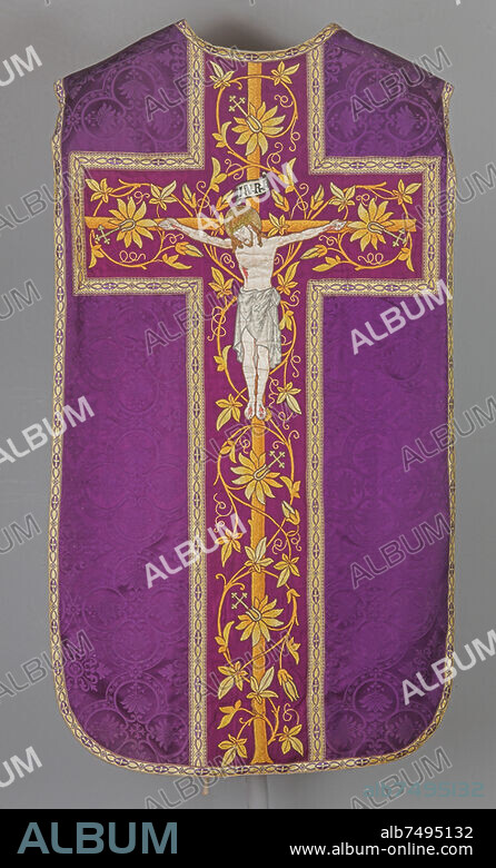 ANONYM. Paramente / Liturgische Gewänder / Messgewand. - Kasel in Bassgeigenform in der liturgischen Farbe Violett mit Passionsblumenranke. - Rückseite mit Dorsalkreuz und Kruzifix. Deutschland, 19./20. Jahrhundert. Seide. Wittichen (Kaltbrunn, Gemeinde Schenkenzell, Baden-Württemberg), Kloster Wittichen.