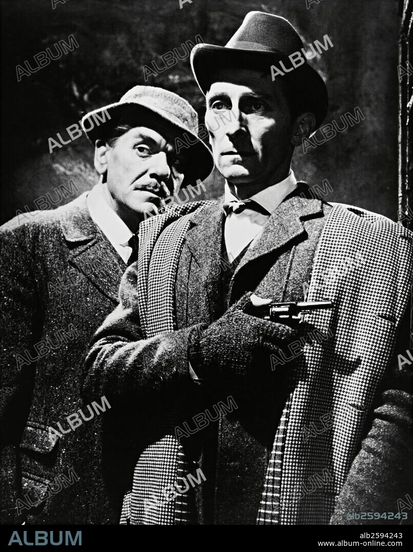 ANDRE MORELL y PETER CUSHING en EL PERRO DE BASKERVILLE, 1959 (THE HOUND OF THE BASKERVILLES), dirigida por TERENCE FISHER. Copyright HAMMER/UNITED ARTISTS.