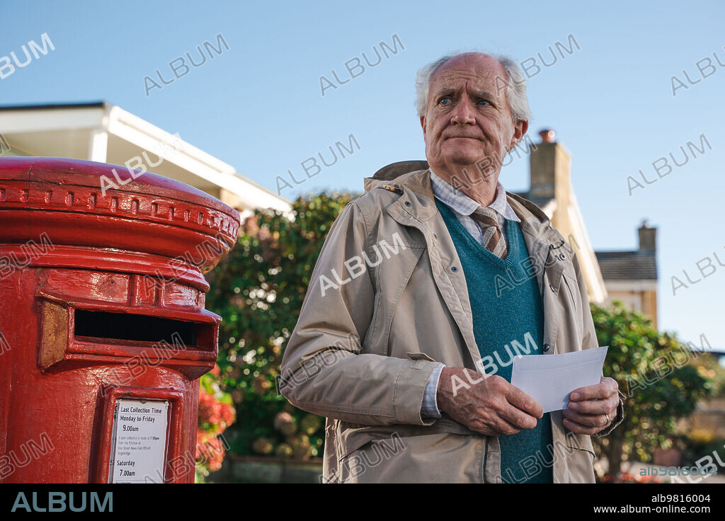 JIM BROADBENT en EL VIAJE DE HAROLD, 2023 (THE UNLIKELY PILGRIMAGE OF HAROLD FRY), dirigida por HETTIE MACDONALD. Copyright Ingenious Media.