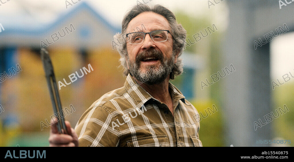 MARC MARON en STICKS: CRACKS DEL GOLF, 2025 (STICK), dirigida por DAVID DOBKIN, JAFFAR MAHMOOD, JOHN HAMBURG, JONATHAN DAYTON y VALERIE FARIS. Copyright Apple Studios / Entertainment 360.