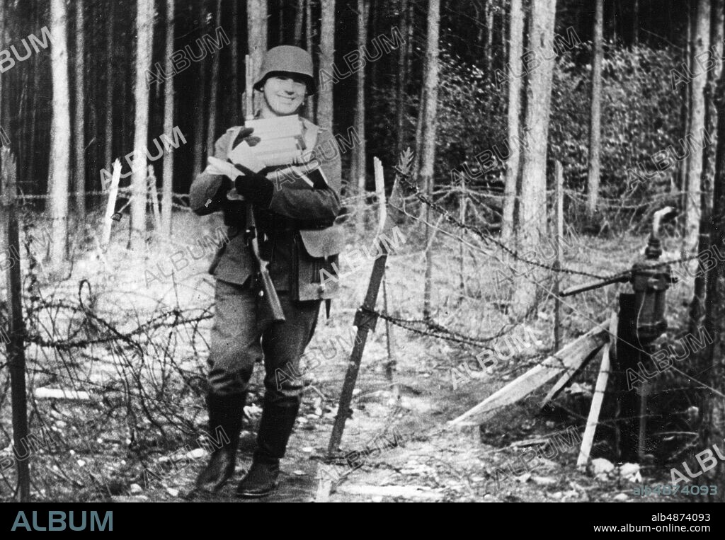 GERMANY 1939-11-15. Orig. caption ... SOLDIERS AND BOOKS. The numerous book donations for our soldiers have now reached their destination. In all sections of the front and in the hospitals, the book donations of the homeland elicited great joy among our soldiers. The reporter carries the books in the front line. Photo: Weltbild / AB Text & Bilder / SVT / Code: 5600 Folder: Germany u.k .: Soldiers at leisure (Usually front pictures from the western front 1939-40) VII: II sites: GERMANY.