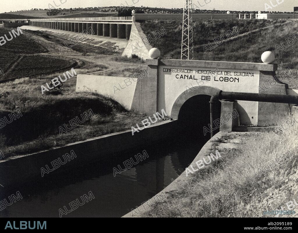 España. Extremadura. Badajoz. Presa y Canal de Lobón que riega las vegas bajas del río Guadiana. Fotografía, Año 1950.