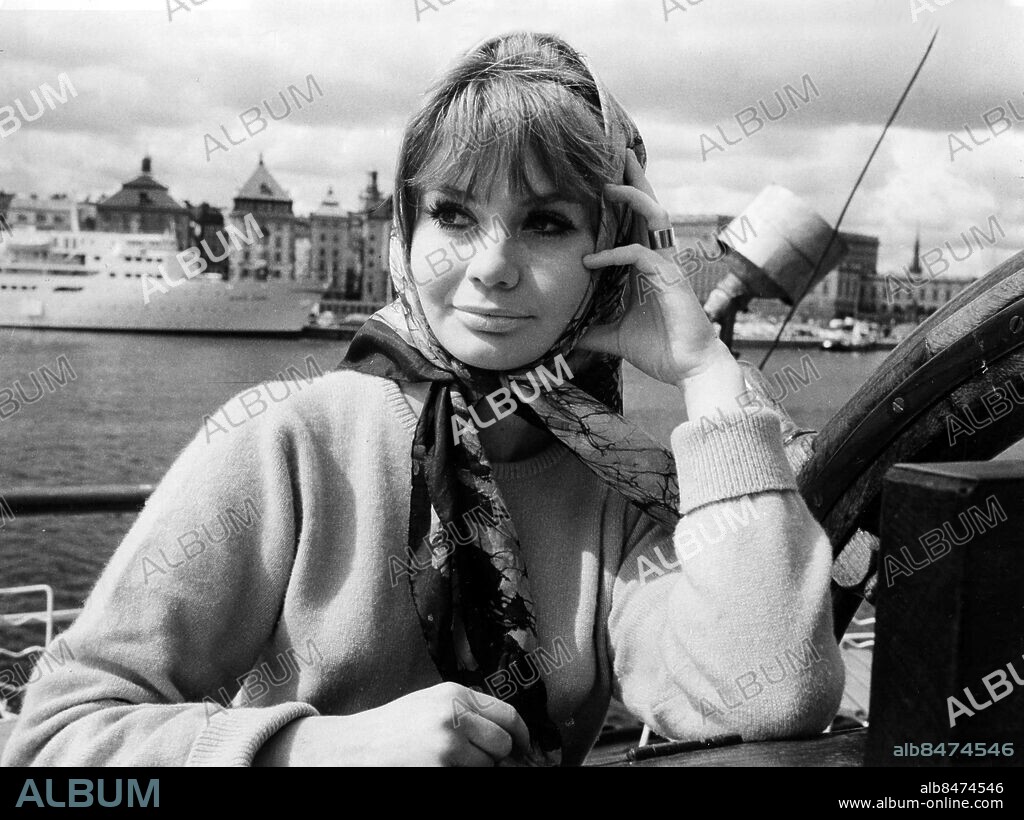 Arkliv 1962. Skådespelerskan och fotomodellen Inger Taube, gift med Sven-Bertil Taube 1958-1961. Inger Taube medverkade bland annat i Bo Widerbergs filmer "Barnvagnen" och "Kärlek 65".. Foto: Svenskt Pressfoto /Scanpix. Scanpix Sweden.