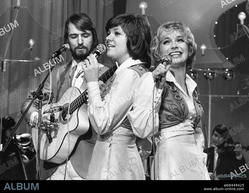 STOCKHOLM 1972-02-12. Musikgruppen Family four framför sångbidraget Härliga sommardag" på Cirkus under svenska uttagningen till Eurovisionsschlagerfinalen. Fr. v. ,Pierre Isacsson,Agnetha Munther och Marie Bergman. Foto: Olle Lindeborg / TT Historical / Kod: 1902.