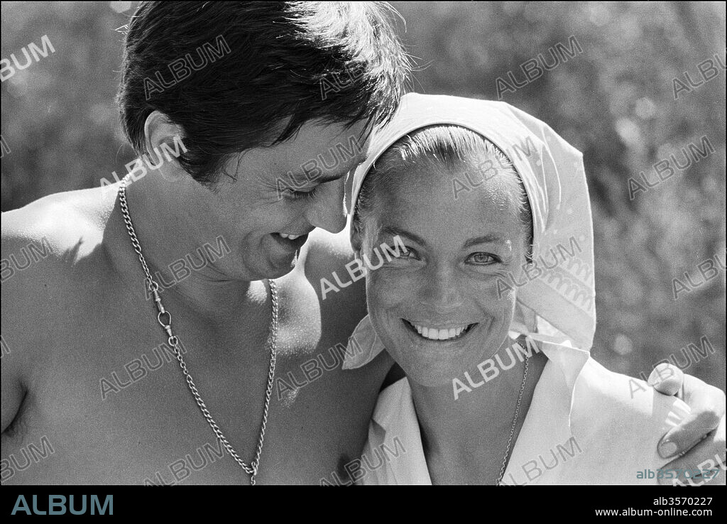 ALAIN DELON y ROMY SCHNEIDER en LA PISCINA, 1969 (LA PISCINE), dirigida por JACQUES DERAY. Copyright S.N.C/TRITONE.