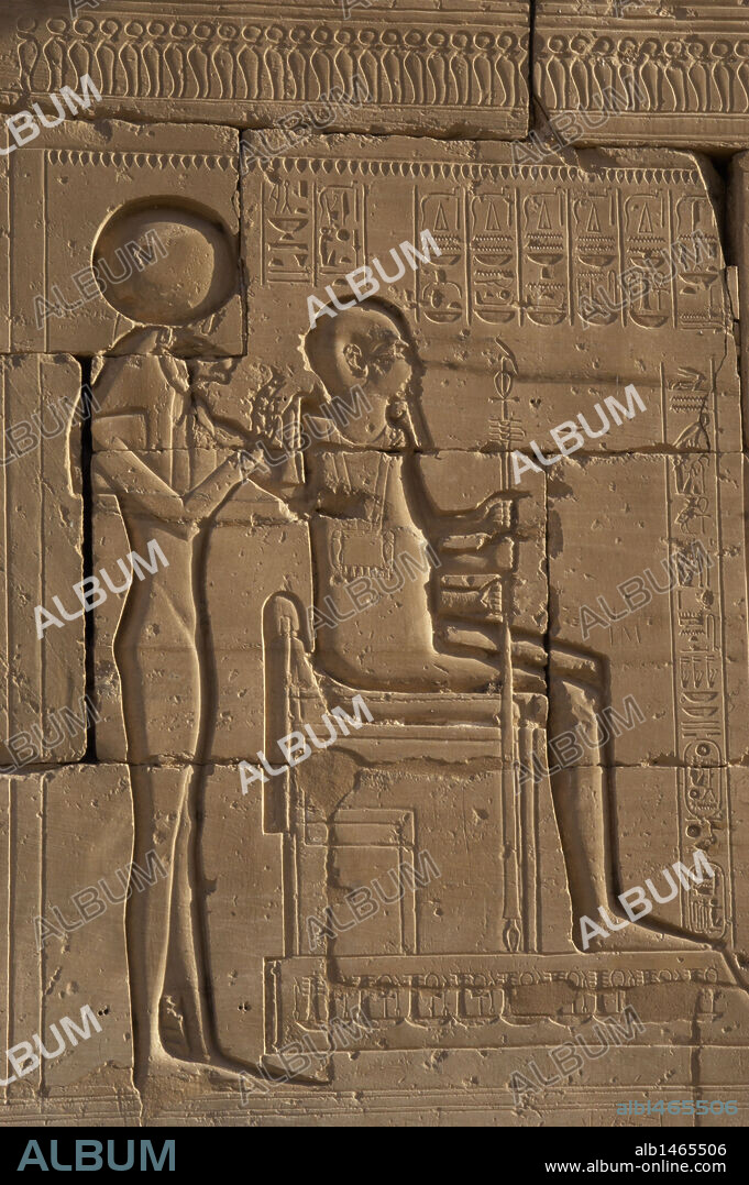ARTE EGIPCIO. EGIPTO. Relieves con la representación de divinidades egipcias: La diosa Tefnut (diosa leona) y el dios Ptah (creador, con forma humana, momificado). TEMPLO MORTUORIO DEL RAMESUEM. XIX Dinastía. Imperio Nuevo 81550-1069 a. C.). Necrópolis Tebanas. Medinet Habu. Egipto.