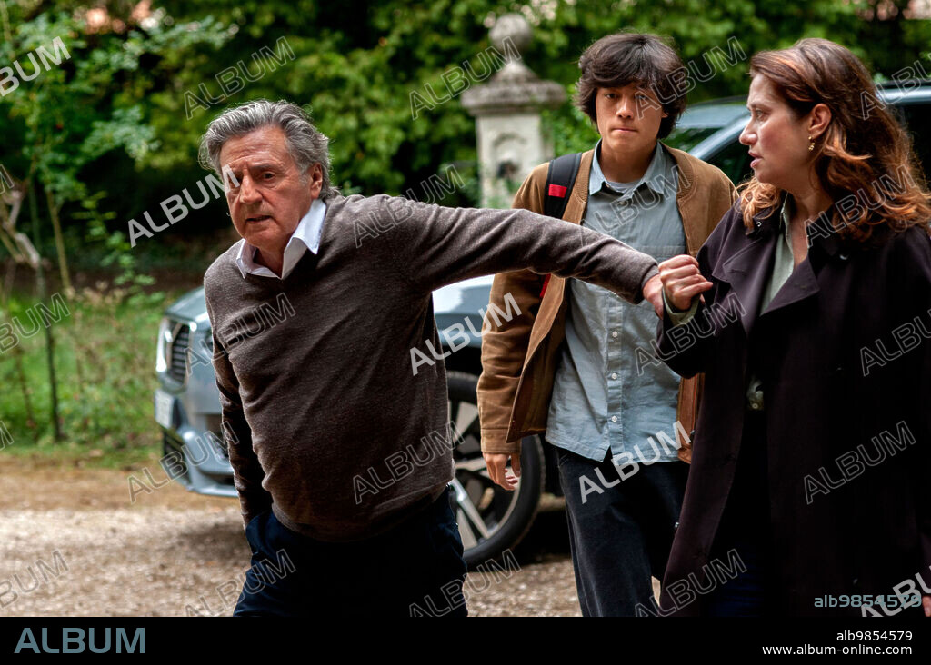 DANIEL AUTEUIL, EMMANUELLE DEVOS and MATTHIEU GALOUX in A SILENCE, 2023 (UN SILENCE), directed by JOACHIM LAFOSSE. Copyright Stenola Productions.