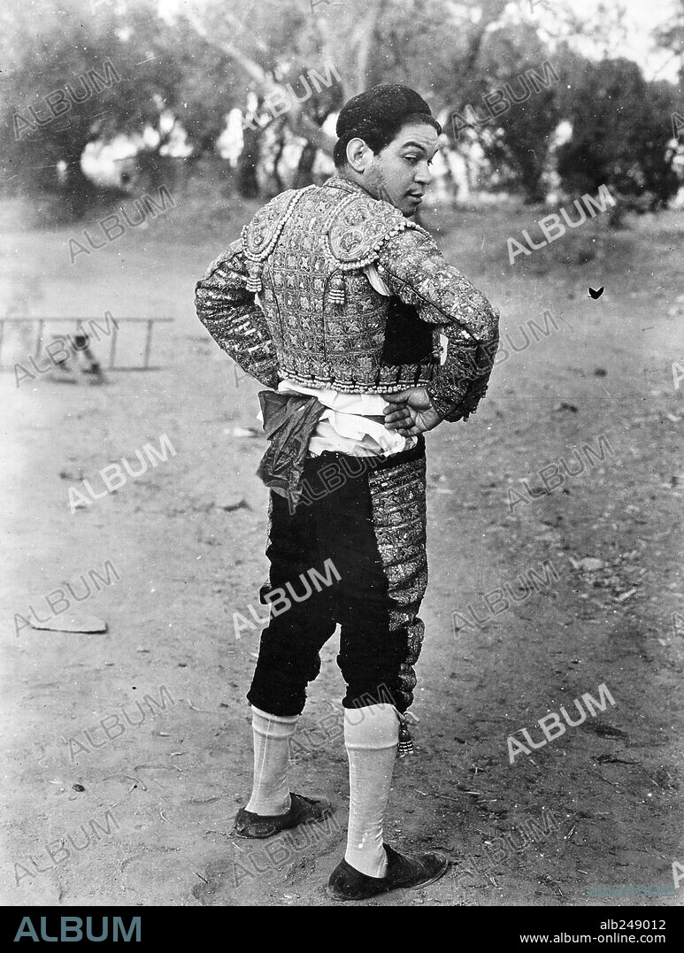 CANTINFLAS en NI SANGRE, NI ARENA, 1941, dirigida por ALEJANDRO GALINDO. Copyright POSA FILMS, S.A.