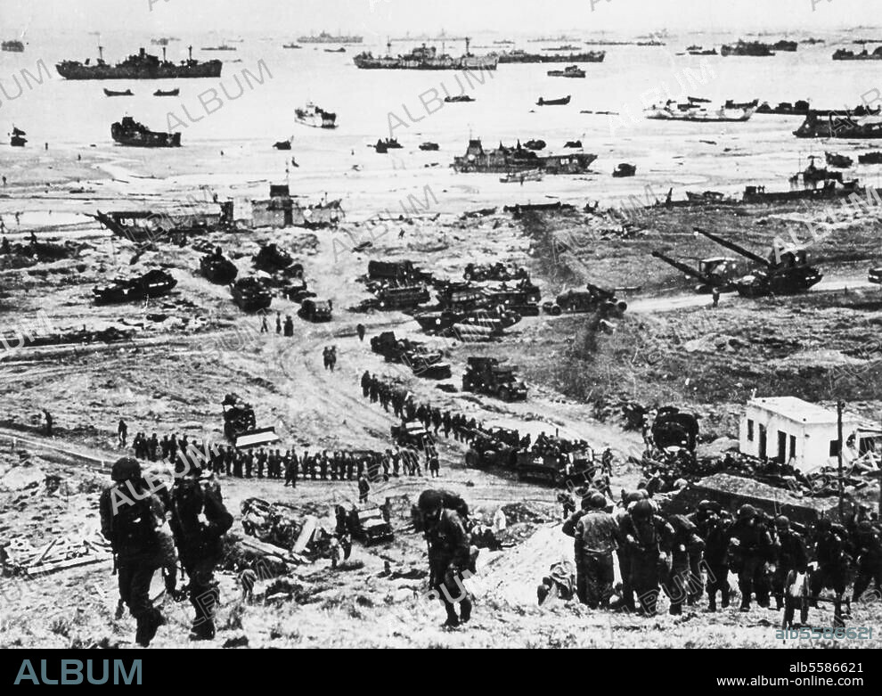 2e G.M. Débarquement allié en Normandie à partir de juin 1944. Navires de ravitaillement de la tête de pont alliée en Normandie ; troupes débarquant sur la plage. Photo (juin 1944).