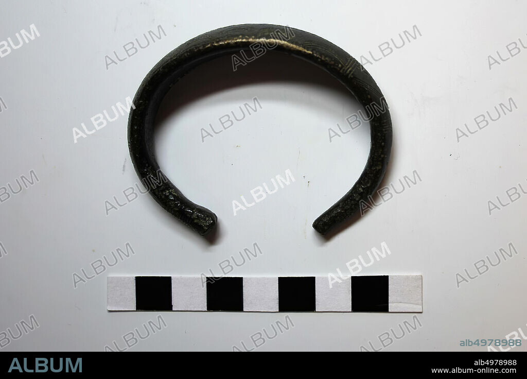 open bronze armring, oval, decorated, triangular section, arm ring, metal, bronze, 6,5 x 1,8 x 5,1 cm, bronze age, per. II ?, Austria, unknown, unknown, unknown.