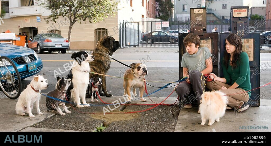 EMMA ROBERTS and JAKE T. AUSTIN in HOTEL FOR DOGS, 2009, directed by THOR FREUDENTHAL. Copyright DREAMWORKS SKG / TRUEBLOOD, JAMIE.