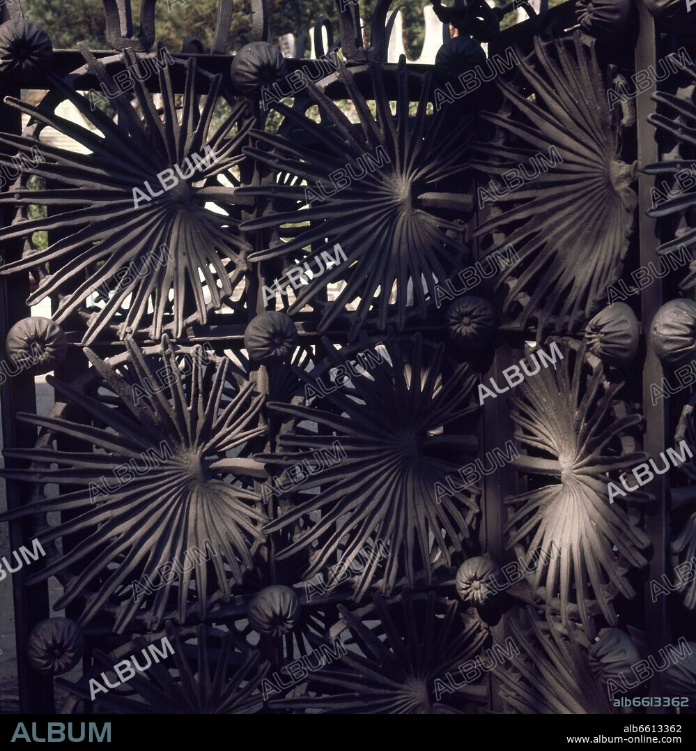 ANTONI GAUDÍ. VERJA CON DECORACION DE PALMITO DE LA RESIDENCIA DE EUSEBIO GÜELL - SIGLO XX.
