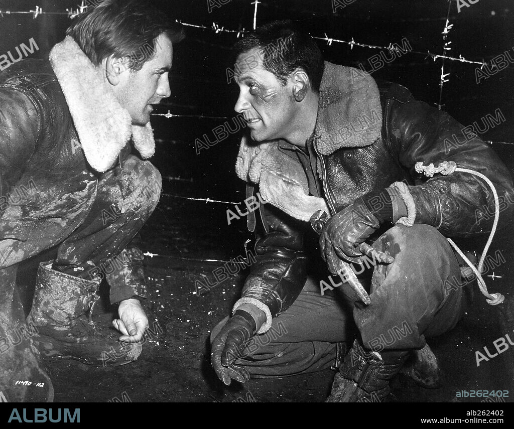 WILLIAM HOLDEN en TRAIDOR EN EL INFIERNO, 1953 (STALAG 17), dirigida por BILLY WILDER. Copyright PARAMOUNT PICTURES.