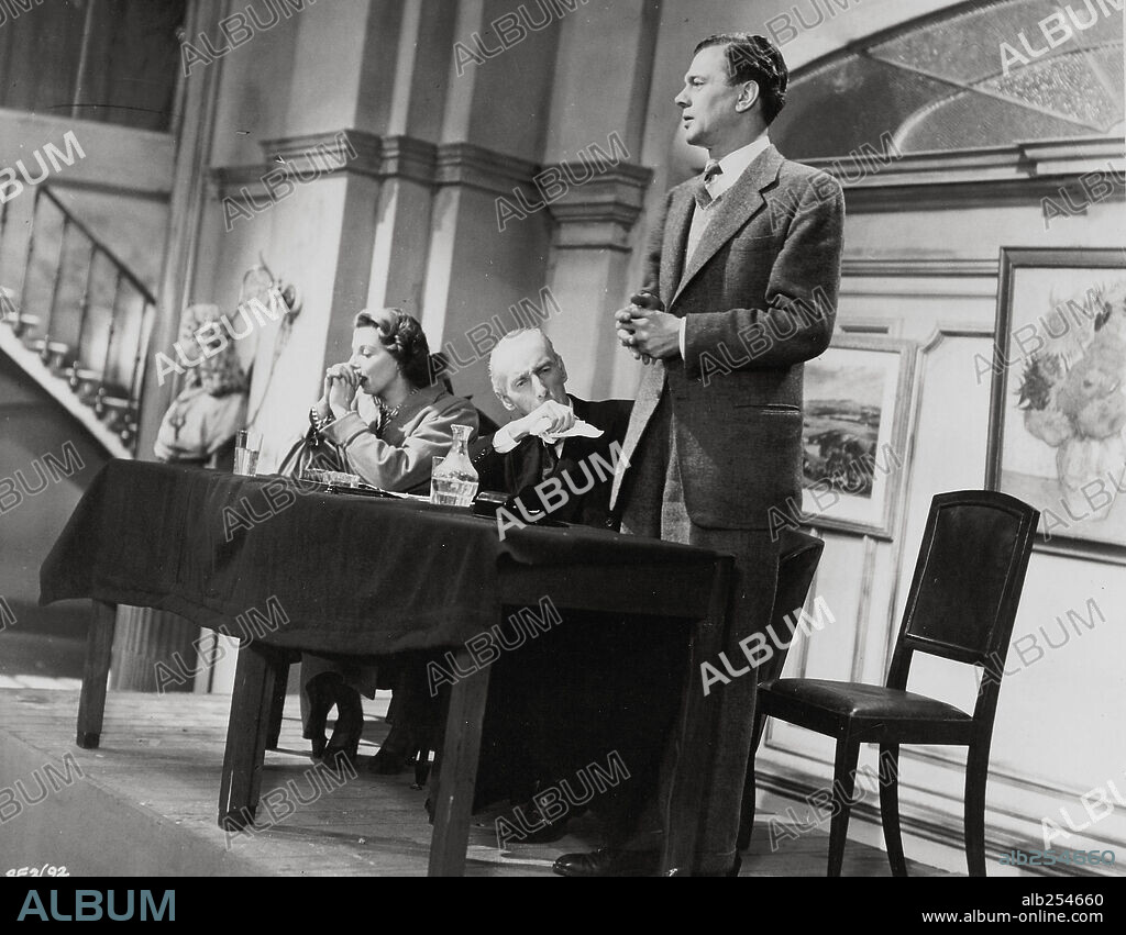 JOSEPH COTTEN and WILFRID HYDE WHITE in THE THIRD MAN, 1949, directed by CAROL REED. Copyright LONDON FILMS.