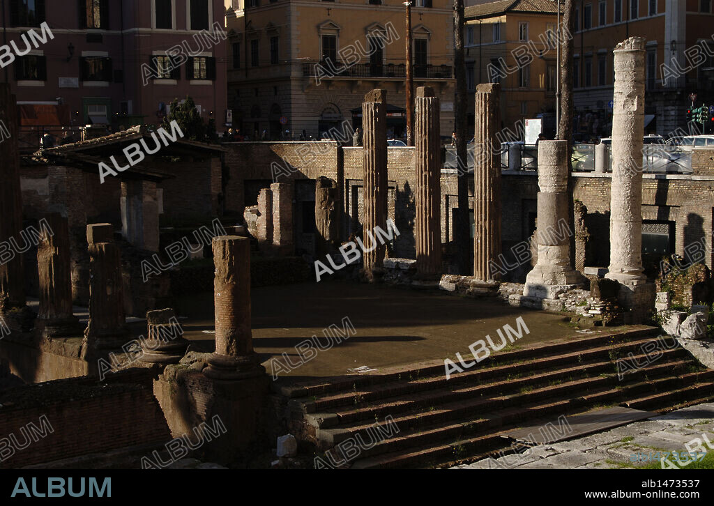 ARTE ROMANO. ITALIA. AREA SACRA. LARGO DI TORRE ARGENTINA. En ella se conservan cuatro TEMPLOS ROMANOS de época Republicana. ROMA.