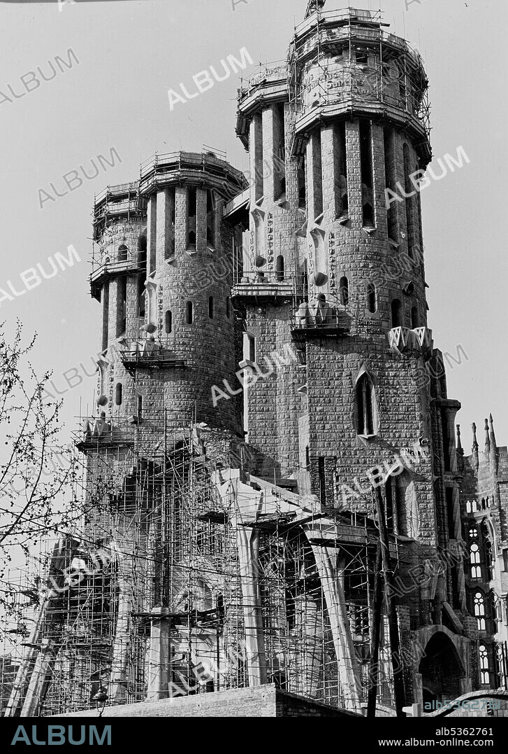 ANTONI GAUDÍ. Sagrada Familia (Passion Facade under construction), 1972.