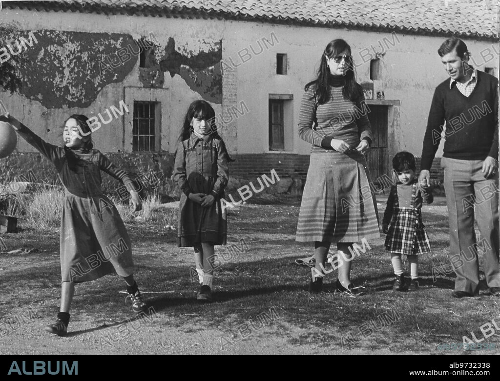 Fuentesauco (Zamora), noviembre de 1980. Gabino Moral Sanz junto a su esposa, Magdalena, y sus tres hijas Rebeca, Esther y Sara en la finca que compró años después de ganar un premio de la quiniela, que consiguió utilizando los dados.