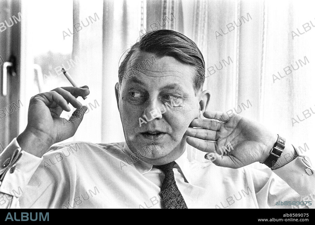 NYNÄSHAMN 1968-12-17.. Lars Widding, författare och journalist, verksam i Expressen 1950-1985. Reportage med anledning av att hans roman "På ryttmästarns tid" ska läsas som radioföljetong.. Foto: Bo-Aje Mellin / RiR / SVT / Kod: 5600. Reportage publ. i RiR 3/69 sid. 7-9 inför två radioprogram.. RiR 19311 sv/v neg.