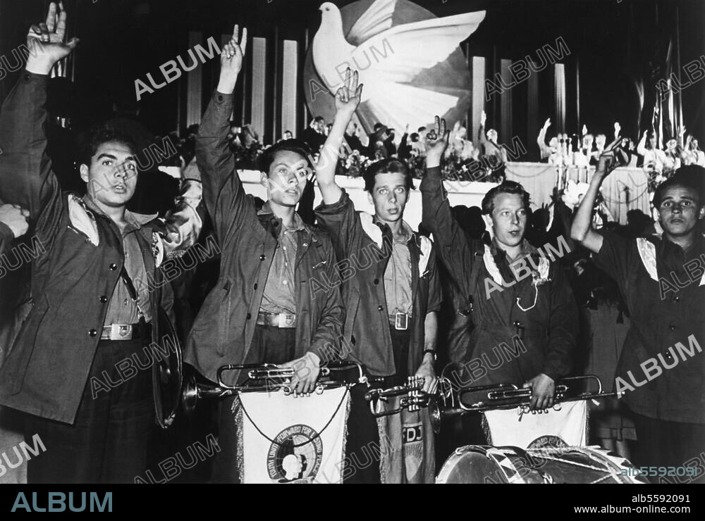 Ost-Berlin, 5.-19. August 1951:. Dritte Weltfestspiele der Jugend. Kundgebung auf dem Marx-Engels-Platz beschließt die 3. Weltfestspiele der Jugend und Studenten. Foto, 19. August 1951.