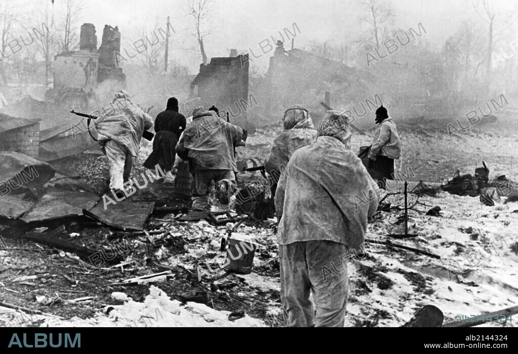 Battle of moscow, 1941, street fighting as red army troops occupy the town of yukhnov. 01/02/2013