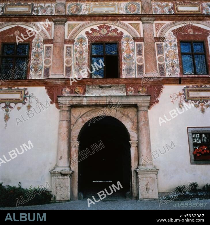 Tratzberg Castle (built 1500 -1515/1560 - 1571).- Courtyard, castle gate.- Jenbach, Tyrol, Austria.- Photo.-.
