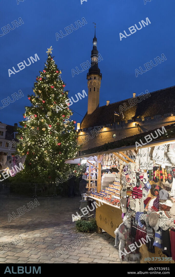 Christmas market in the Town Hall Square (Raekoja Plats) and Town Hall, Old Town, UNESCO World Heritage Site, Tallinn, Estonia, Europe.