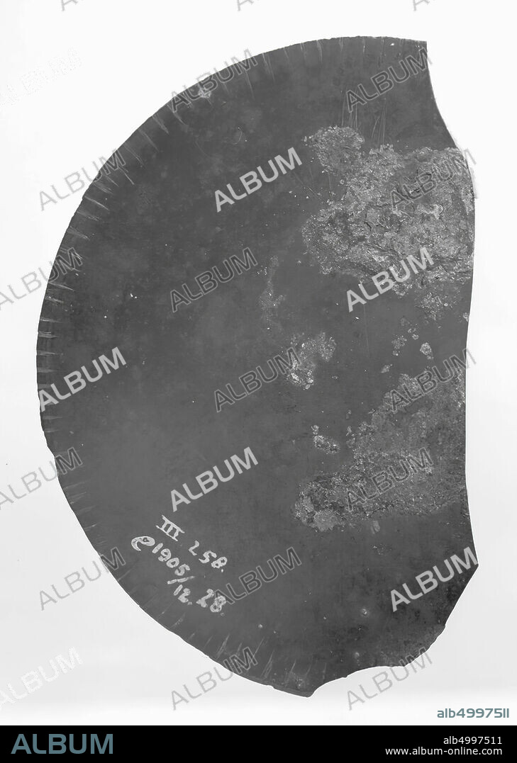 Round bronze in 4 pieces of broken mirror. A part is missing. The edge is decorated with straight lines, mirror, metal, bronze, Roman 1-300, the Netherlands, Gelderland, Nijmegen, Nijmegen, R.K. cemetery.