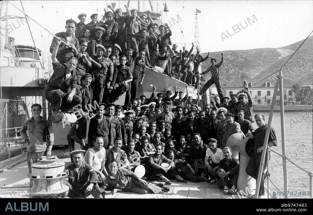 Cartagena, agosto de 1936. La dotación del destructor "Gravina", saludando al pueblo de Cartagena, en el momento de hacerse cargo del buque, una vez entregado a la marina.