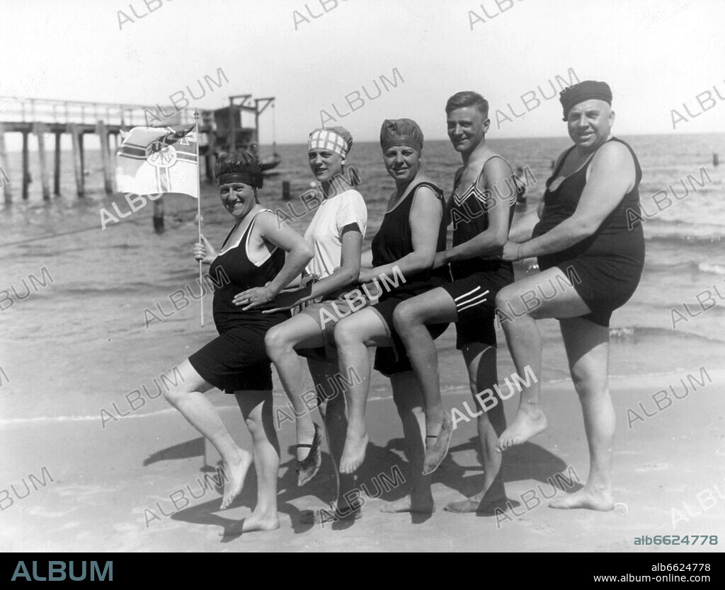 This photo shows a group of swimmers in typical swimwear of the 1920s in marching position with the German Imperial War Flag at the beach of the Baltic Sea.

Photo: Collection Sauer  +++(c) dpa - Report+++. 01/06/1890