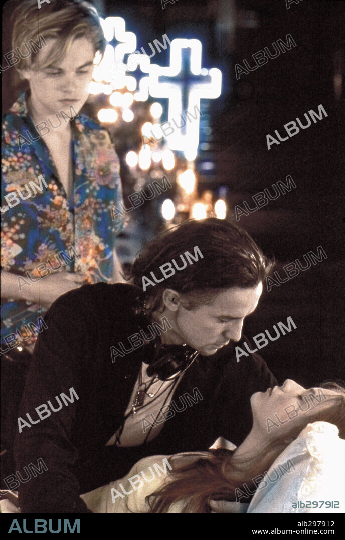 BAZ LUHRMANN, CLAIRE DANES et Leonardo DiCaprio dans ROMEO + JULIET, 1996, réalisé par BAZ LUHRMANN. Copyright 20TH CENTURY FOX.