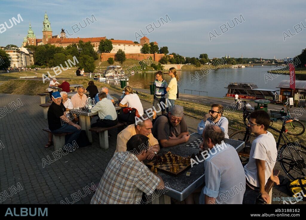partida de ajedrez junto al rio Vistula, Cracovia, voivodato de Pequeña Polonia,Polonia,  eastern europe.