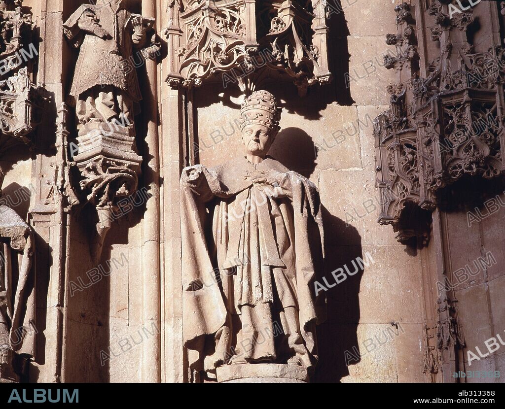 Catedral Nueva, Salamanca, provincia de España. Iniciada en el año 1513 y finalizada en el 1733. Gótico final. Detalle del arco lateral de la fachada principal (obispo).