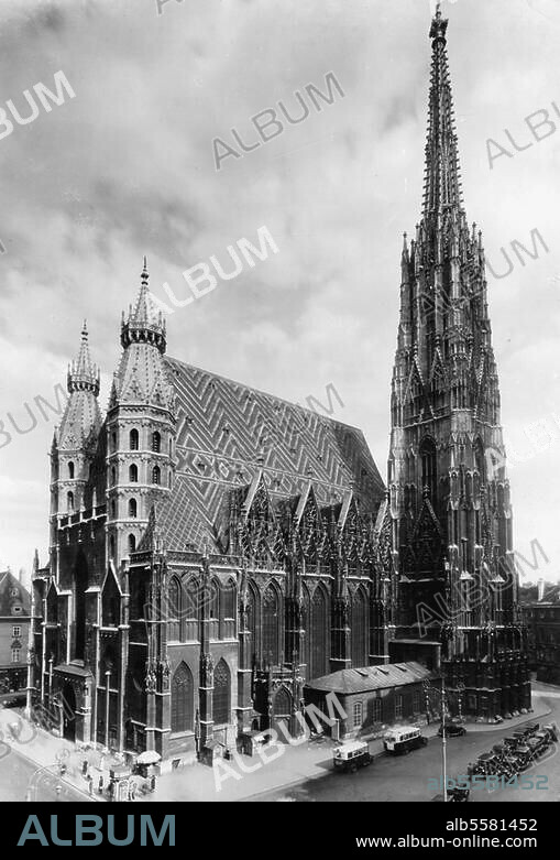 Wien, Stephansdom (1304-1511 an Stelle zweier romanischer Vorgängerbauten aus dem 12. bzw. 13. Jh. errichtet). Ansicht der Westfassade mit Südturm. Foto, um 1935.