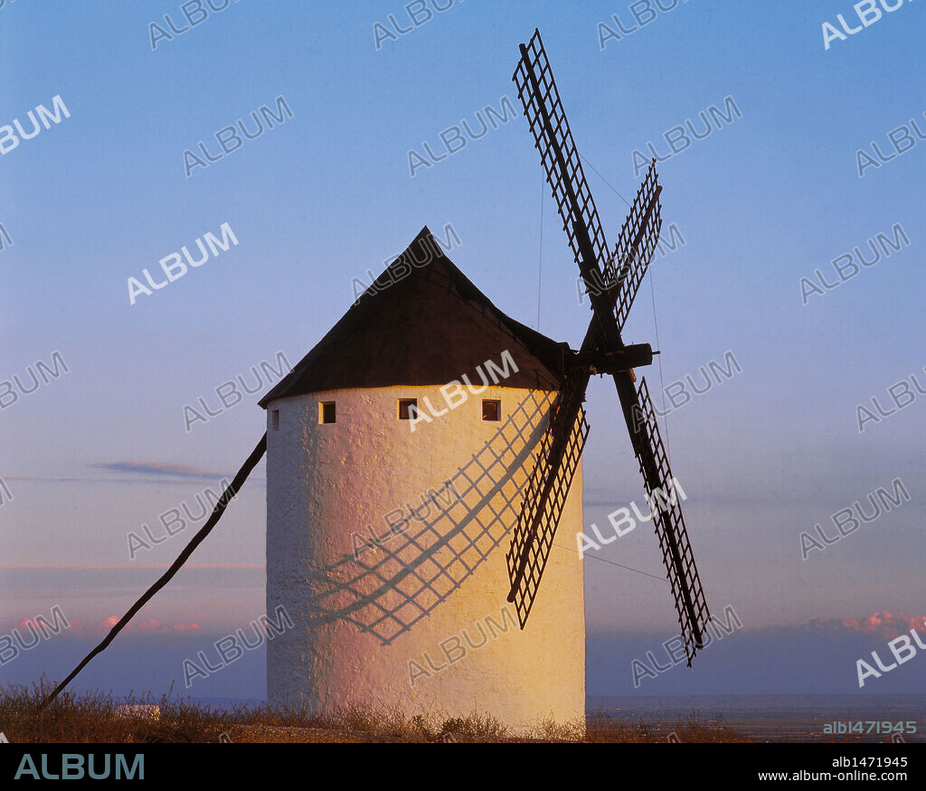 MOLINO DE VIENTO al atardecer. CAMPO DE CRIPTANA. Provincia de Ciudad Real. Castilla-La Mancha. España.