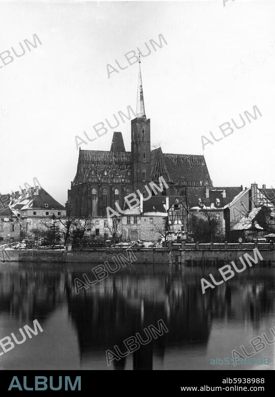 Breslau, heute Wroclaw (Polen), Hl.-Kreuz-Stiftskirche (Kreuzkirche). (Ende 13. / Anfang 14. Jh.). Kriegsbeschädigte Kreuzkirche von der Oderseite. Foto, um 1947 (Krystyna Gorazdowska).