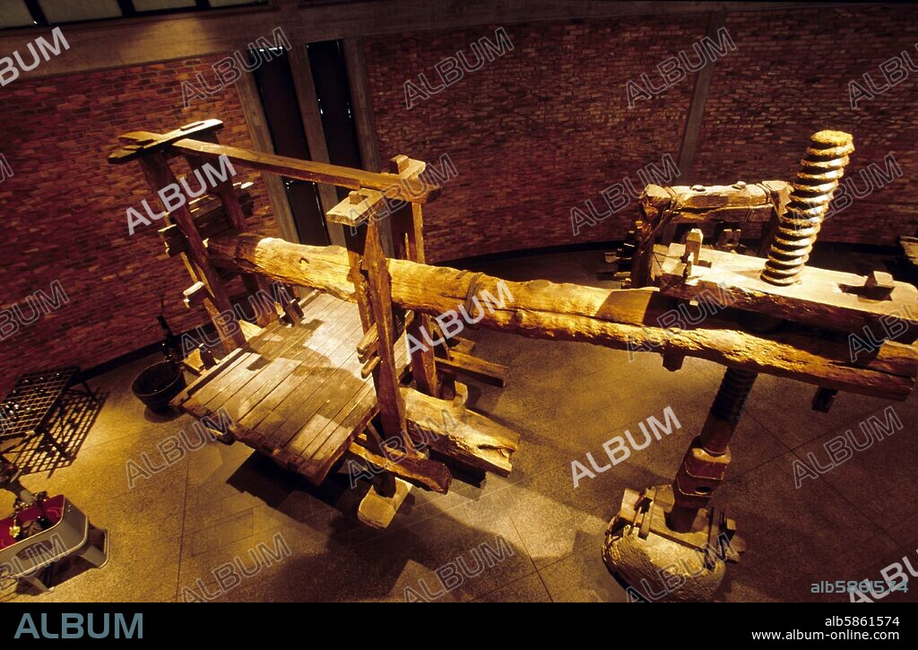 Nava; Museo de la Sidra; antigua prensa para "mallar" (Comarca de la Sidra);.