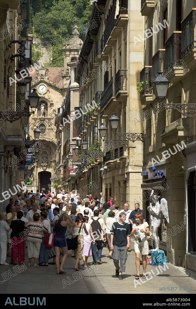Donostia / San Sebastian; Casco Viejo pleno de viandantes : calle Campanario y Basilica de Santa María.