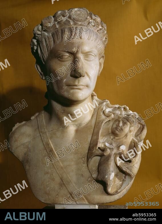 Trajan (Marcus Ulpius Traianus), röm. Kaiser (98-117 n.Chr.); Italica 18.3.53-Selinus 8.8.117. /-Büste des Trajan mit Eichenkranz und Aegis.-/ Skulptur, römisch, um 100/110. Marmor, Höhe 54 cm. Ehemals Palazzo Bevilacqua, Verona. Glyptothek, Saal XI (Saal der römischen Bildnisse), Inv.Nr. 335.
