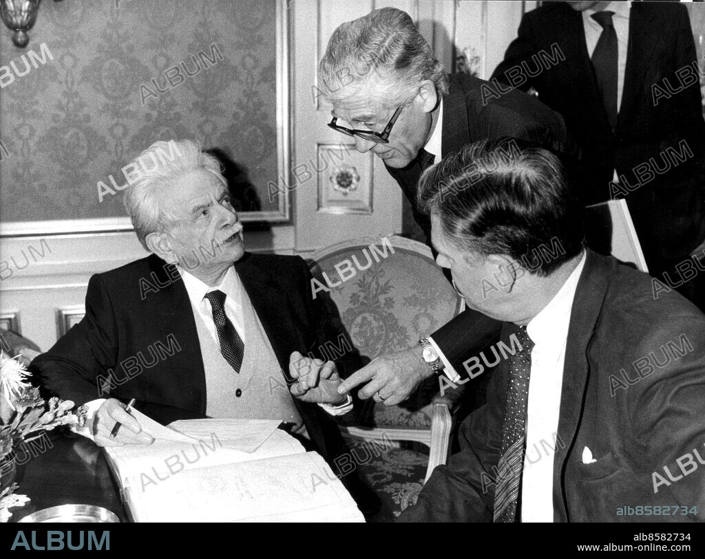 STOCKHOLM 1981-12-10 . Nobelpriset 100 år.. Nobelpriset 1981.. Bilden: Elias Canetti, litteraturpristagare, får veta hur och var han skall notera och signera för att kuna överföra sin Nobelmiljon till Schweiz. Stående i mitten Handelsbankens Lars Larsson, t. h. bankens vice vd Holger Clarkson.. Foto: Scanpix Code: 20360.