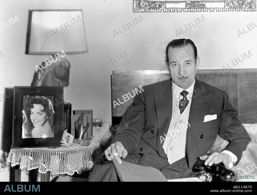 El actor barcelonés de teatro y cine, Enrique Guitart, retratado en su casa de Barcelona el año 1959.