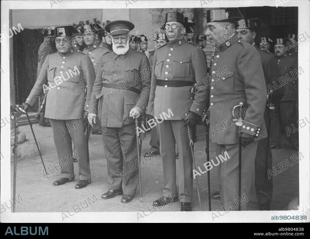 1931. El general Cabanellas en Barcelona: el general Cabanellas revista las Fuerzas de la guardia civil en los Cuarteles que Tiene Establecidos la Benemérita en la exposición de Barcelona.