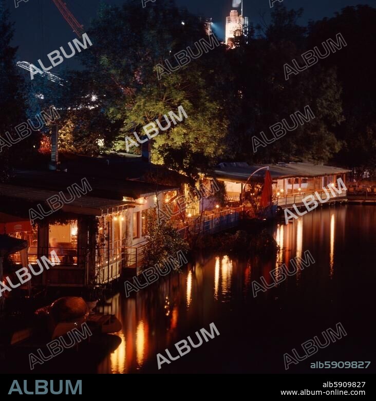Berlin-Kreuzberg, Restaurant Freischwimmer am Flutgraben, Schlesische Straße Nr. 2. Außenansicht bei Nacht. Foto, 2001.