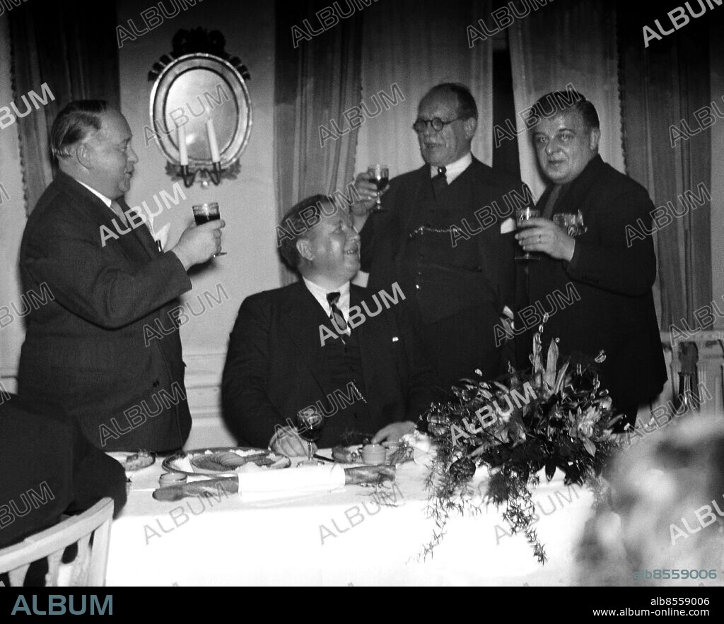 ARKIV 1936 . Egiel Schwab, Arthur Engberg, L. Lagercrantz och Evert Taube i Visans Vänner sammanträder på Gyldene Freden i Gamla Stan.. Foto: TT / Kod 1900.