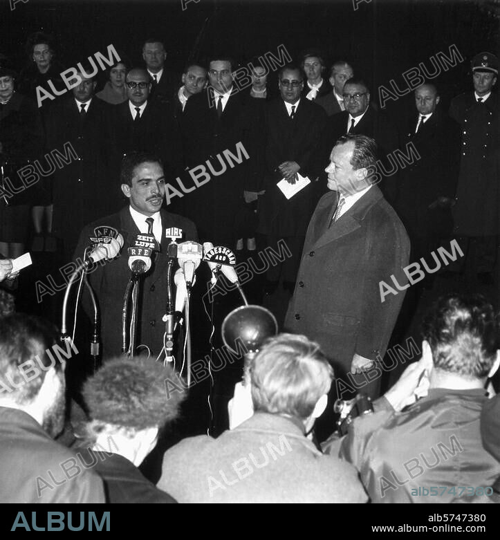 Hussein II, roi de Jordanie (1952-99). Amman 14.11.1935 - id. 7.2.1999. Visite officielle à Berlin, 1-3 décembre 1964: le roi Hussein II lors d'un discours; à droite, Willy Brandt, bourgmestre régnant. Photo, 2.12.1964.